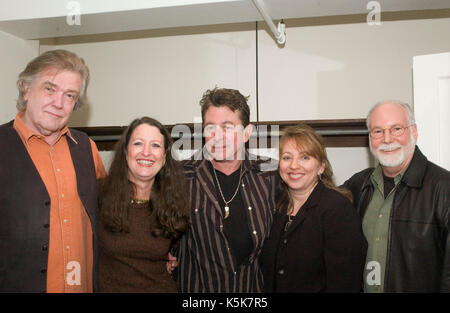 Guy Clark, Peggie Jones, Joe Ely, Guest Hale Milgrim backstage Arlington Theater Santa Barbara, CA. Stockfoto