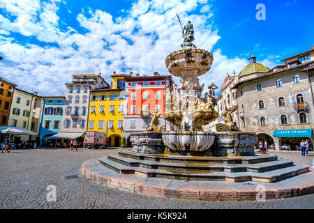 Trento, Italien, 14. August 2017 - Fontana del Nettuno (Neptunbrunnen) an der Piazza Duomo in Trient während eine kulturelle Reise nach Italien Stockfoto