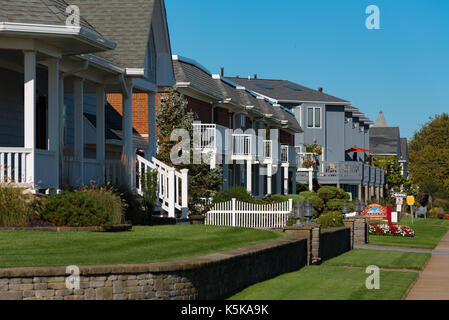 Belmar, NJ USA -- 9. September 2017 - eine Reihe von Häusern auf einer Seitenstraße in Belmar, NJ. Redaktionelle Verwendung nur. Stockfoto