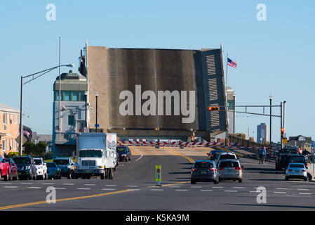 Belmar, NJ USA - September 9, 2017 - die Zugbrücke über Shark River ist, halten den Verkehr auf dem Land. Redaktionelle Verwendung. Stockfoto