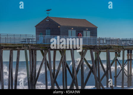 Belmar, NJ USA - September 9, 2017 - grosse Wellen gegen die Holz-pilings unter dem Belmar Fishing Pier. Redaktionelle Verwendung. Stockfoto