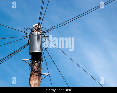 Telegrafenmast vor blauem Himmel Stockfoto