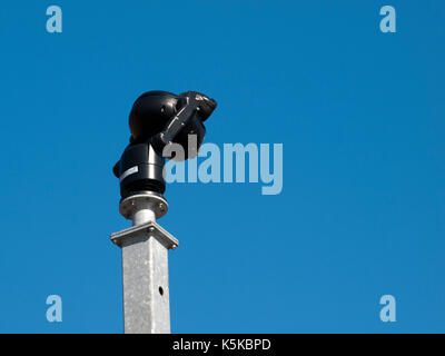 Sicherheit Kamera in Barnstaple, Devon, vor blauem Himmel eingestellt Stockfoto