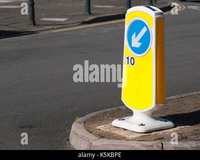 Halten Sie sich links Anmelden/Poller auf einem Barnstaple Street Stockfoto