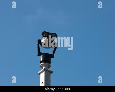 Sicherheit Kamera in Barnstaple, Devon, vor blauem Himmel eingestellt Stockfoto