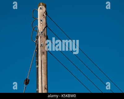 Telegrafenmast vor blauem Himmel Stockfoto