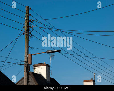 Telegrafenmast vor blauem Himmel Stockfoto