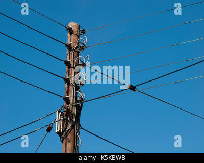 Telegrafenmast vor blauem Himmel Stockfoto