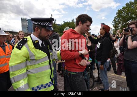 London, Großbritannien. 09 Sep, 2017. Friedensaktivisten blockieren den Eingang eines armen Messe in London. Credit: Frederik Sadones/Pacific Press/Alamy leben Nachrichten Stockfoto