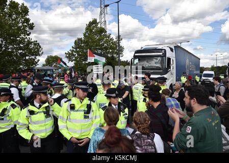 London, Großbritannien. 09 Sep, 2017. Friedensaktivisten blockieren den Eingang eines armen Messe in London. Credit: Frederik Sadones/Pacific Press/Alamy leben Nachrichten Stockfoto