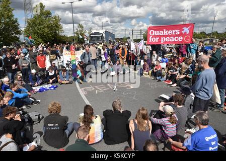 London, Großbritannien. 09 Sep, 2017. Friedensaktivisten blockieren den Eingang eines armen Messe in London. Credit: Frederik Sadones/Pacific Press/Alamy leben Nachrichten Stockfoto