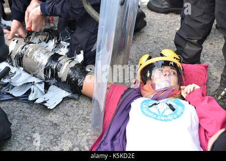 London, Großbritannien. 09 Sep, 2017. Friedensaktivisten blockieren den Eingang eines armen Messe in London. Credit: Frederik Sadones/Pacific Press/Alamy leben Nachrichten Stockfoto