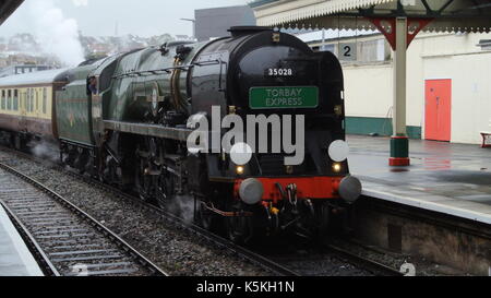 SR Handelsmarine Klasse 35028 Clan Leitung Schleppen der Torbay Paignton Express am Bahnhof, Devon, England Stockfoto