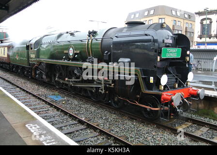 SR Handelsmarine Klasse 35028 Clan Leitung Schleppen der Torbay Paignton Express am Bahnhof, Devon, England Stockfoto