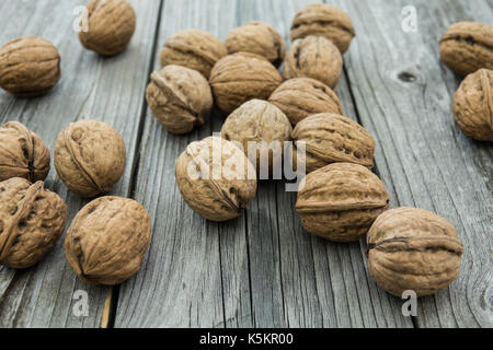 Walnüsse, gesunde Walnüsse, auf Holz Hintergrund Stockfoto