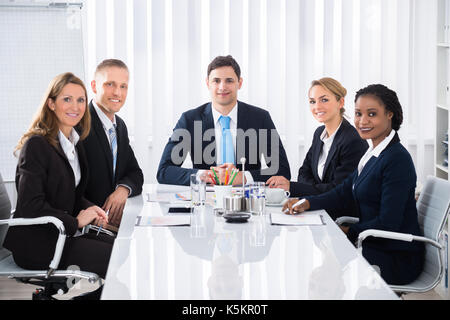 Gerne Männliche und weibliche Unternehmer Teilnahme an Seminar Stockfoto