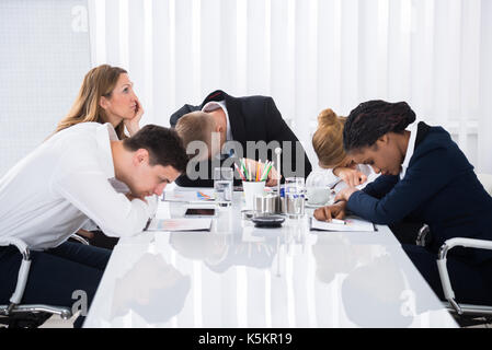 Gruppe von unglücklichen Geschäftsleute sitzen in Business Meeting Stockfoto