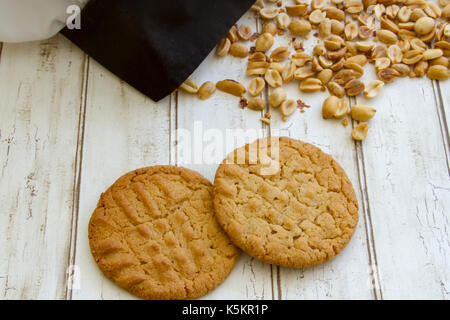 Frisch gebackene Erdnussbutter Cookies mit rohen Erdnüsse und Chefs hat. Stockfoto