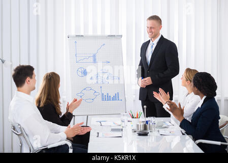 Gruppe von Geschäftsleuten Klatschen für Unternehmer nach der Präsentation Stockfoto