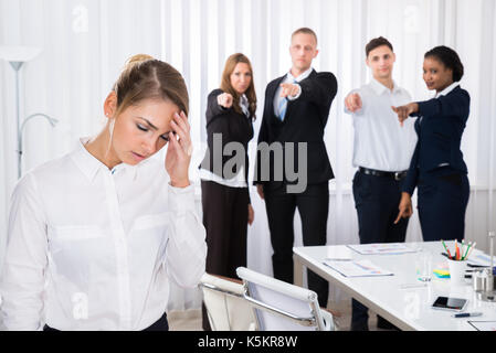 Unternehmer tadeln Frustrierte Kollegin im Büro Stockfoto