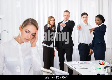 Unternehmer tadeln Frustrierte Kollegin im Büro Stockfoto