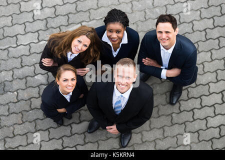 Hohe Betrachtungswinkel von Happy Geschäftsleute zusammen Stockfoto