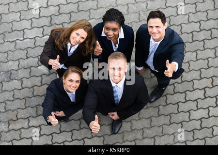 Hohe Betrachtungswinkel von Happy Geschäftsleute zusammen Stockfoto