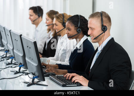 Team von Geschäftsleuten mit Headsets Arbeiten im Call Center Office Stockfoto