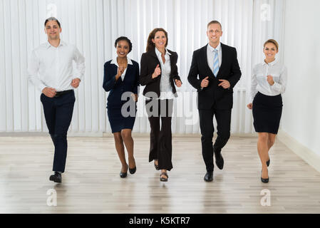 Gruppe von Professionellen Geschäftsleute Zusammen läuft im Büro Stockfoto