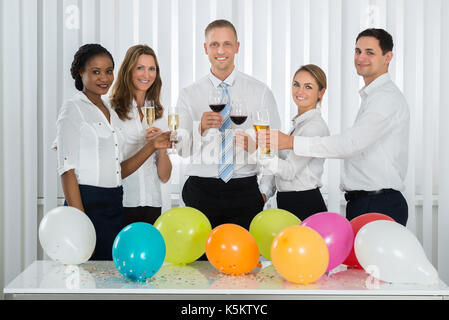 Team von Happy Geschäftsleute in Champagner im Büro Stockfoto