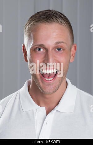 Portrait Foto der jungen gutaussehenden Mann Lachen Stockfoto