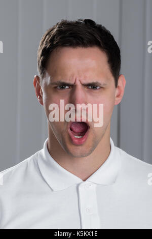 Portraitfoto von zornigen jungen Mann Schreien Stockfoto