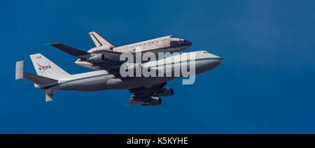 747 trägt der NASA Space Shuttle Endeavour auf dem letzten Flug nach Los Angeles, Calif am 21. September 2012 Stockfoto