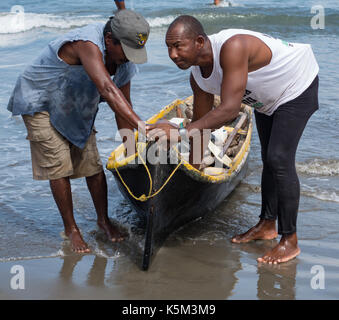 Von Cartagena, Kolumbien - Dec 15, 2015: Fischer gehen noch in kleinen Booten, versuchen, genug Fisch für zu Hause zu fangen und zu verkaufen. Stockfoto