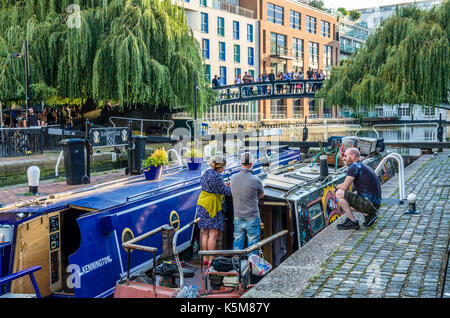 Zuschauer verfolgen ein Paar schmale Boas durch Hampstead Road Sperre auf das Regent's Canal in Camden Town, London. Stockfoto