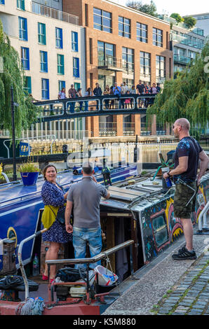 Zuschauer verfolgen ein Paar schmale Boas durch Hampstead Road Sperre auf das Regent's Canal in Camden Town, London. Stockfoto