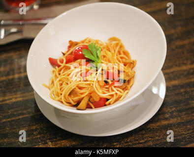 Foto von einem köstlichen Gemüse Spaghetti in eine Platte auf einem Tisch in einem Cafe Stockfoto