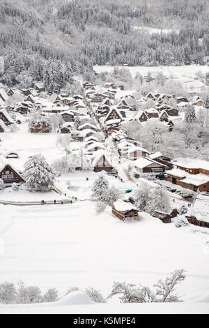 Historische Dörfer von Shirakawa-Go und Gokayama, Japan. Winter in Shirakawa-Go, Japan. Traditionellen Stil Hütten in Gassho-Zukuri Dorf, Shirakawago und Stockfoto