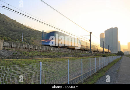 Guten Morgen: unter der hellen, erster Zug läuft/Geschwindigkeit bis auf Bahnhöfen in Hongkong, China, Tung Chung, Lantau Island Stadtbild Stockfoto