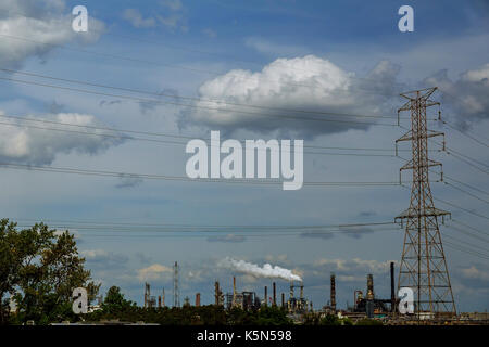 Gewerbliche Anzeigen, eine Ausrüstung der Erdölraffination, Öl und Gas Raffinerie, Pipelines und Öltank Zone Stockfoto