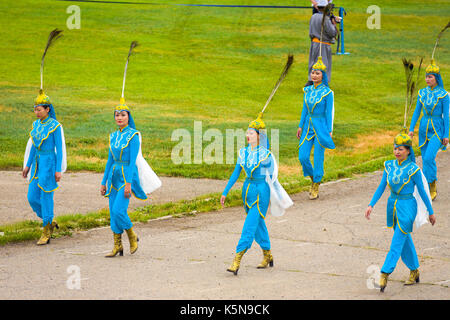 Mongolische Frauen gehen in festlichen Trachten, Sukhbaatar Platz, Ulan