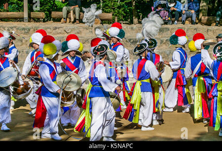 Südkorea, Gyeonggi Provinz, Korean Folk Village, Leistung eines Bauern Tanz Stockfoto