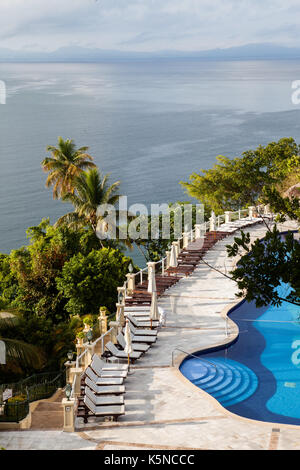 Pool in der Nähe des Meeres in tropischem Hotel Stockfoto