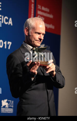 Venedig, Italien - SEPTEMBER 09: Martin McDonagh wirft mit der Best Screenplay Award für "drei Anzeigentafeln außerhalb Ebbing, Missouri' an der Preisträger photocall während des 74. Filmfestival von Venedig im Sala Casino am 9. September 2017 in Venedig, Italien (Credit: Annalisa Flori/MediaPunch) Stockfoto