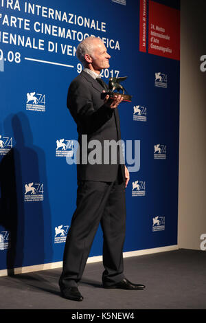 Venedig, Italien - SEPTEMBER 09: Martin McDonagh wirft mit der Best Screenplay Award für "drei Anzeigentafeln außerhalb Ebbing, Missouri' an der Preisträger photocall während des 74. Filmfestival von Venedig im Sala Casino am 9. September 2017 in Venedig, Italien (Credit: Annalisa Flori/MediaPunch) Stockfoto