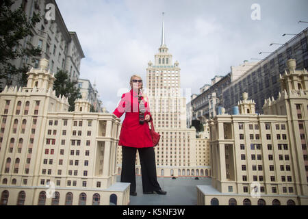 Moskau, Russland. 9 Sep, 2017. Eine Frau posiert für ein Foto von dem Modell von Moskau Gebäude in der Tverskaya Straße während der 870Th Jahrestag von Moskau in Moskau, Russland, Sept. 9, 2017. Credit: Evgeny Sinitsyn/Xinhua/Alamy leben Nachrichten Stockfoto