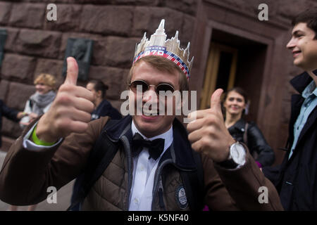 Moskau, Russland. 9 Sep, 2017. Ein Mann posiert für ein Foto in der Tverskaya Straße während der 870Th Jahrestag von Moskau in Moskau, Russland, Sept. 9, 2017. Credit: Evgeny Sinitsyn/Xinhua/Alamy leben Nachrichten Stockfoto