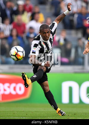 Turin, Italien. 9 Sep, 2017. Juventus' Douglas Costa konkurriert während der italienischen Serie A Fußballspiel zwischen Juventus Turin und Chievo, in Turin, Italien, Sept. 9, 2017. Juventus Turin gewann 3-0. Credit: Alberto Lingria/Xinhua/Alamy leben Nachrichten Stockfoto