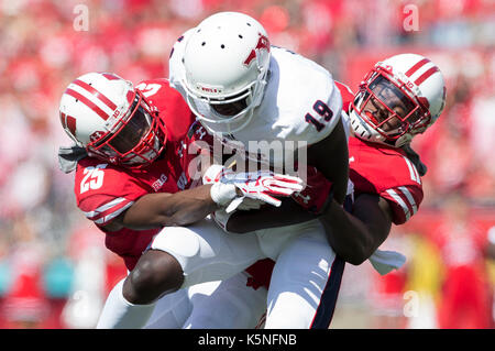 Madison, WI, USA. 9 Sep, 2017. Wisconsin Dachse cornerback Nick Nelson #11 und Wisconsin Dachse cornerback Derrick Tindal #25 Angriff Florida Atlantic Eulen wide receiver DeAndre McNeal #19 während der NCAA Football Spiel zwischen der Florida Atlantic Eulen und die Wisconsin Badgers in Camp Randall Stadium in Madison, WI. Wisconsin besiegt Florida Atlantic 31-14. John Fisher/CSM/Alamy leben Nachrichten Stockfoto