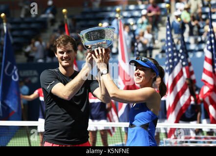 New York, USA. 9 Sep, 2017. Martina Hingis (R) in der Schweiz und Jamie Murray von Großbritannien nehmen an der Preisverleihung nach dem gemischten Doppel Finale gegen Hao-Ching Chan der chinesischen Taipei und Michael Venus von Neuseeland an der 2017 US Open in New York, USA, Sept. 9, 2017. Martina Hingis und Jamie Murray gewann 2-1, um den Titel zu behaupten. Credit: Qin Lang/Xinhua/Alamy leben Nachrichten Stockfoto